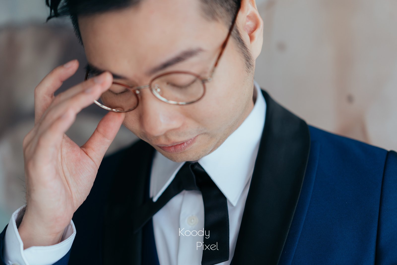 男主角與他鐘愛的復古眼鏡